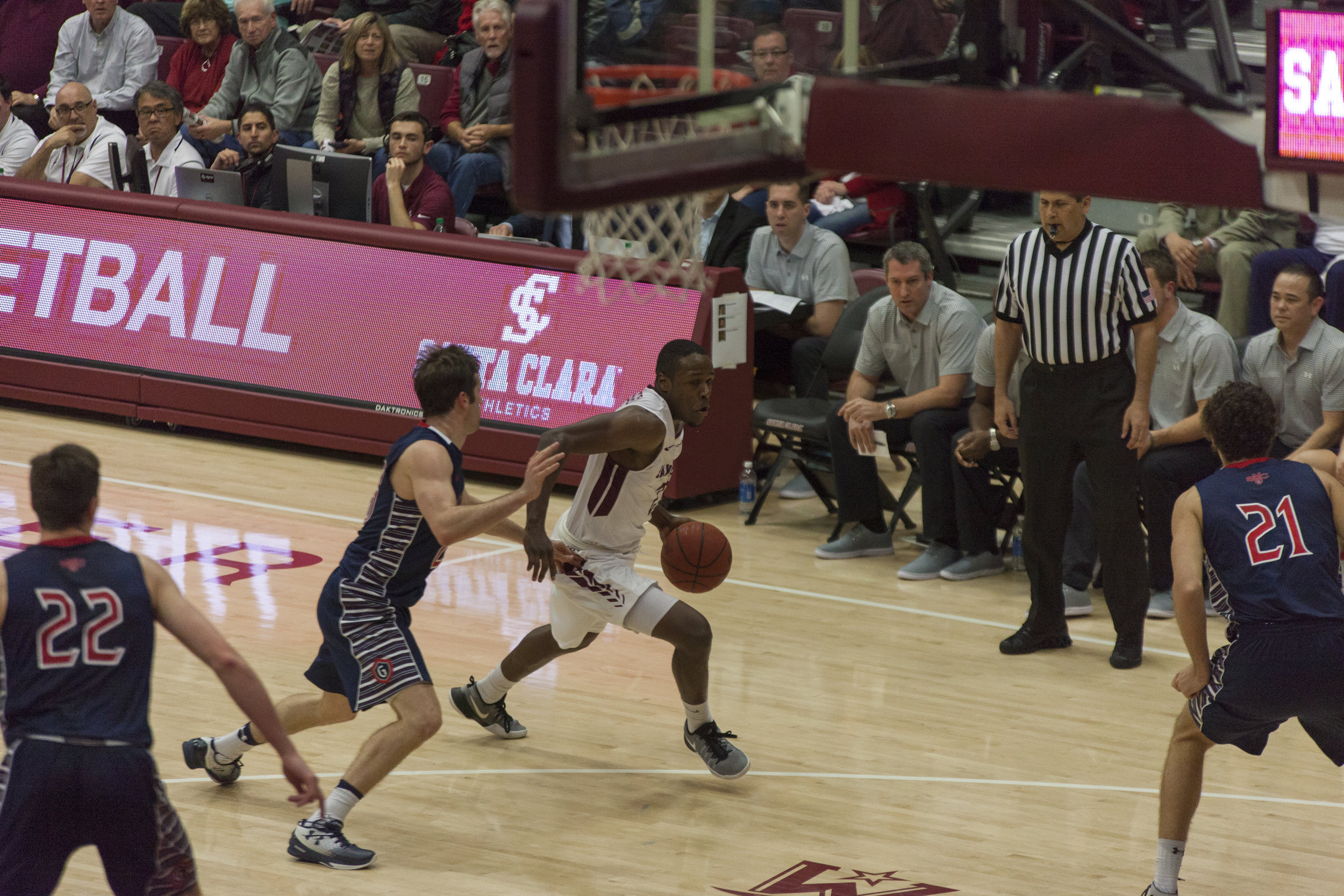 The Santa Clara’s men’s basketball team made history last Thursday when they beat Brigham Young University for the first time in 45 years. The game served as the perfect display of the transformation from the team that struggled to find their identity early this season. Photo by Ethan Ayson—The Santa Clara. 