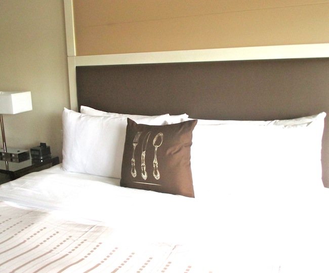 epicurean-hotel-bed-pillow-detail