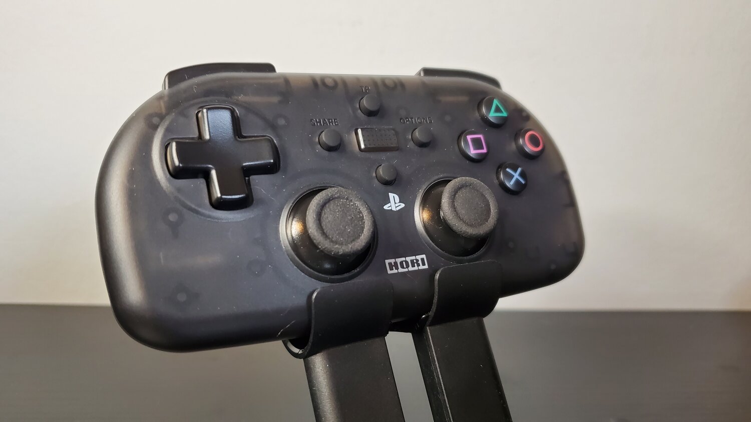Review] Hori Light Wireless Controller for PlayStation 4 (PS4) — Game  Controller Reviews
