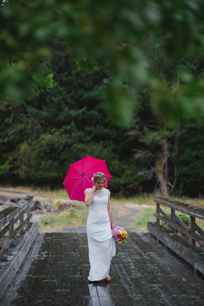 bride-walking-to-first-look-pink-umbrella