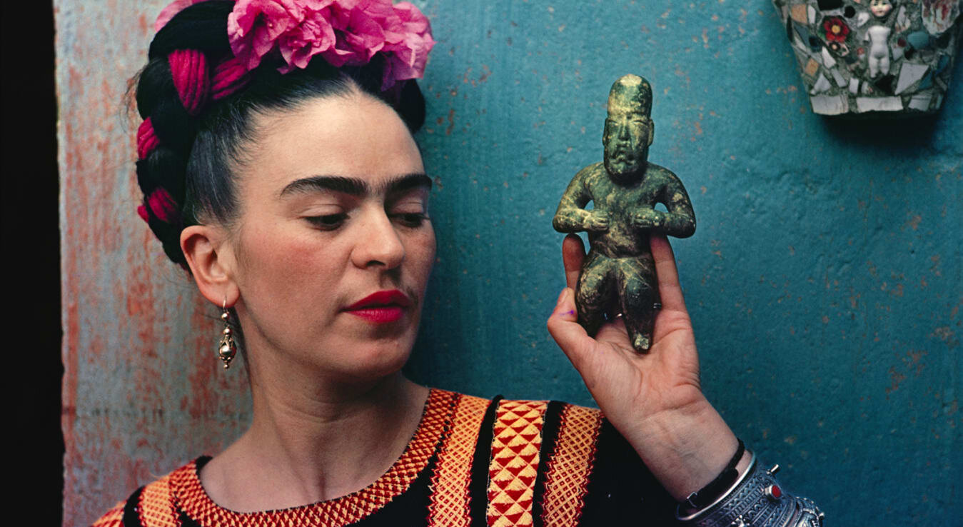 frida kahlo holding a sculpture
