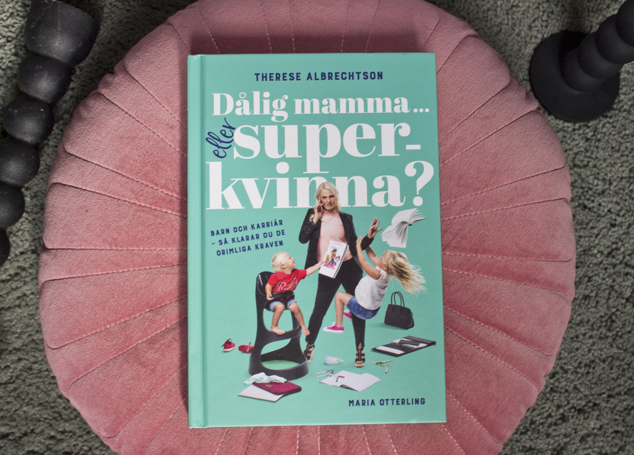 I månadens bokrecension recenserar Bossbloggen Therese Albrechtsons bok Dålig mamma... Eller superkvinna?