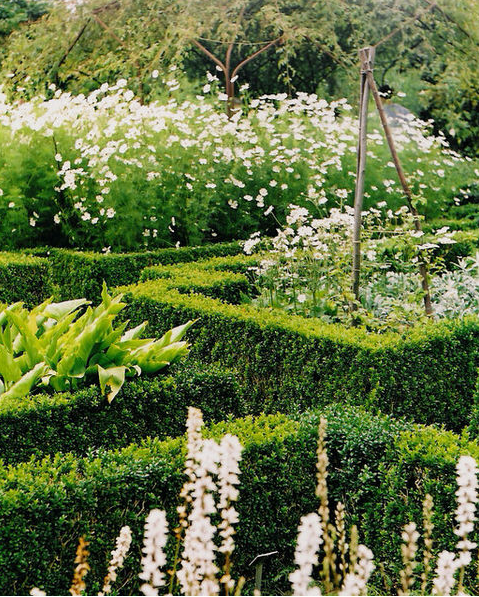 Sissinghurst-Castle-white-garden-www.mysoulfulhome.com
