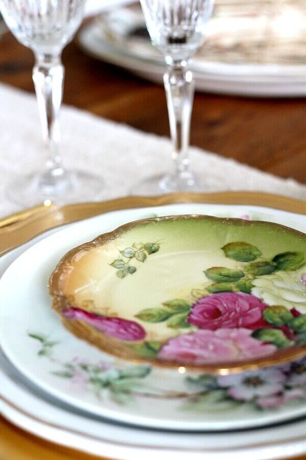 Floral plates layered http://mysoulfulhome.com