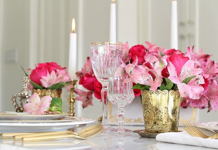 Valentine table pink flowers http://mysoulfulhome.com