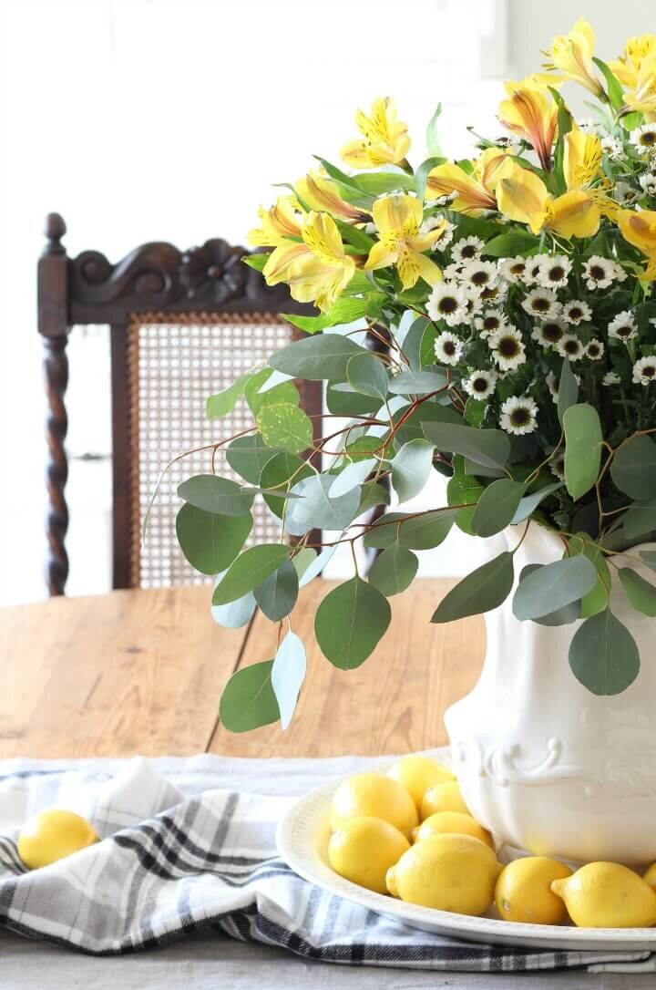 Lemon floral centerpiece http://mysoulfulhome.com