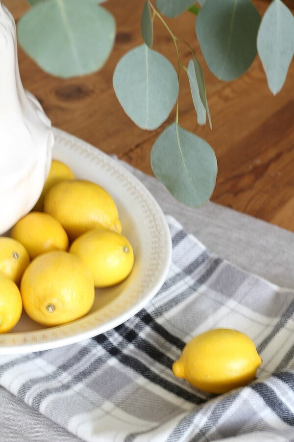 Lemon floral centerpiece http://mysoulfulhome.com