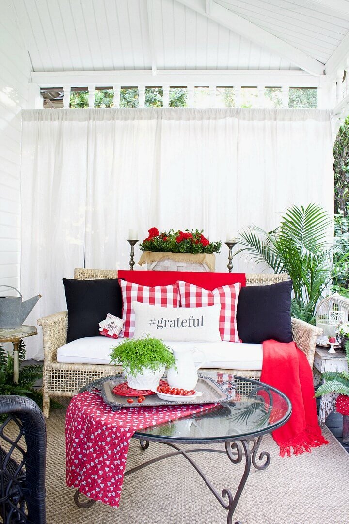 Decorate pop of color http://mysoulfulhome.com