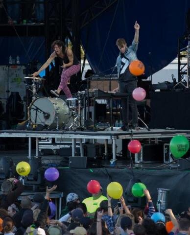 Matt and Kim and their balloons, by Patrick Ainsworth