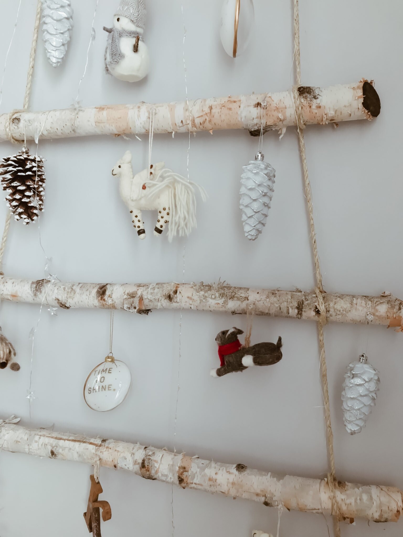 DIY driftwood Christmas tree // Neutral décor for Christmas // Petite and Bold