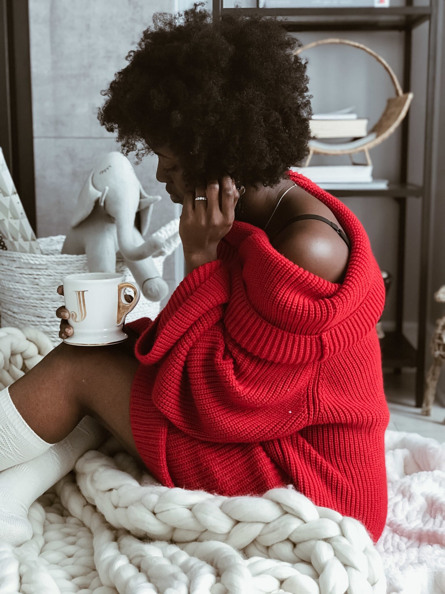 Oversized sweater and long socks // Cozy by the fireplace // Atelier 4920 Merino wool throw // Petite and Bold