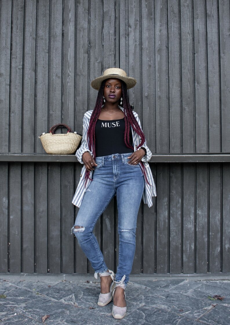 Montreal black blogger, Petite and Bold, minimalist look for summer, linen striped vest