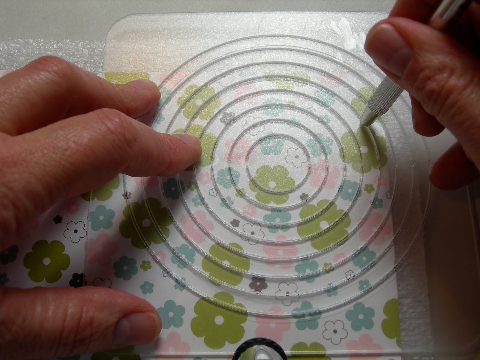 Vaessen Creative - Circle cutter and self-adhesive cutting mat, Papero amo