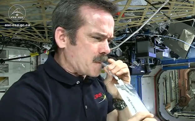 La NASA planea reciclar la orina de los astronautas para viajar a Marte