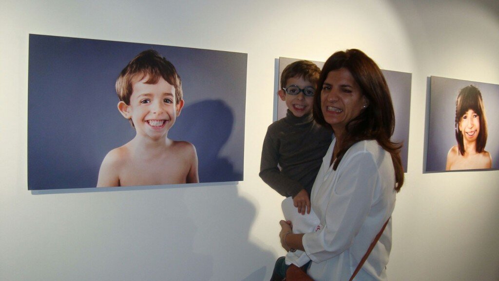 Susana Lázaro junto con su hijo, visitando la exposición 'Quiero cinco sentidos', con fotografías de Ana Cruz, en la Fundación ONCE