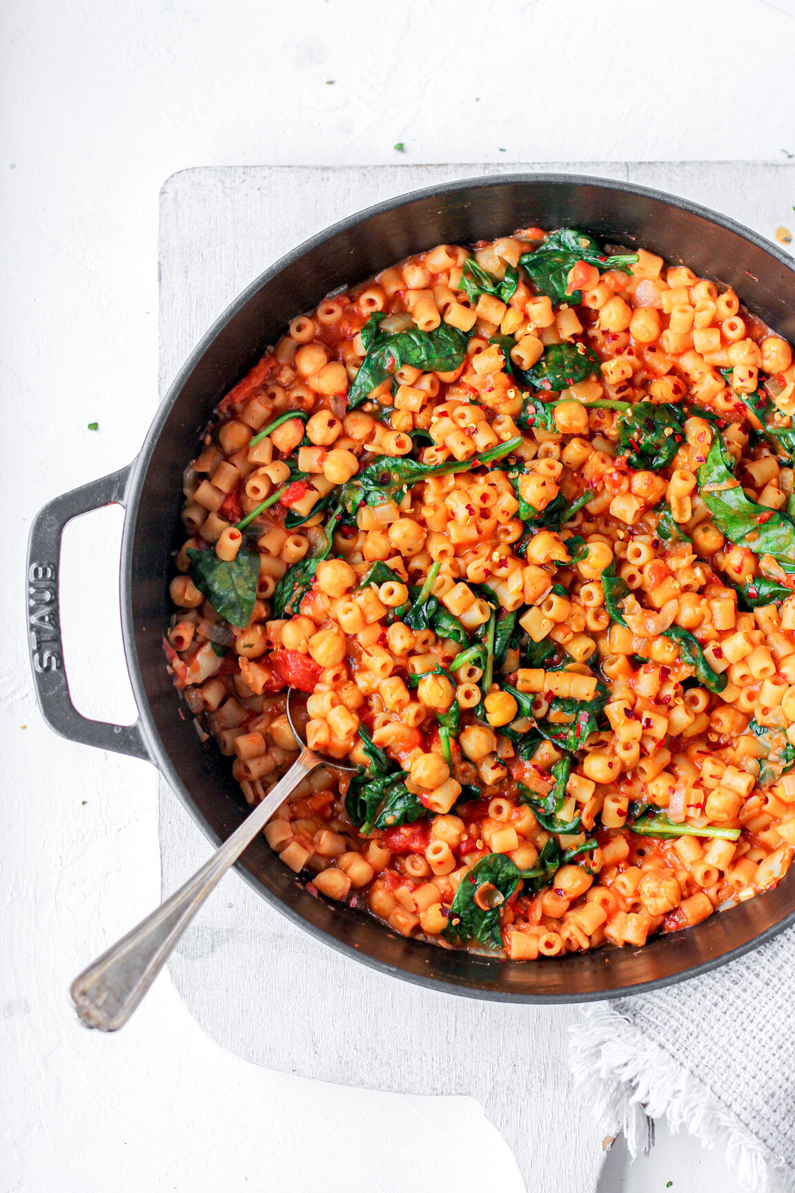 Spicy One Pot Pasta with Chickpeas, Tomato and Spinach | The Mother Cooker