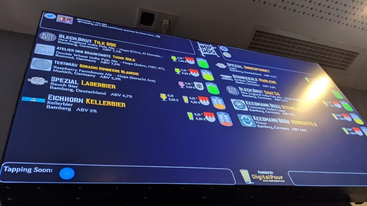 A picture of a digital signage screen, showing the untapped beer menu at Hop Dog bar in Munich