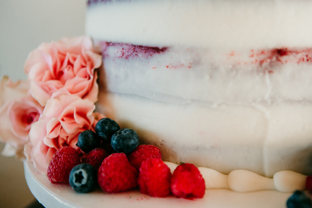  Naked cake with flowers and berries as garnish and decoration #tealawardphotography #texasweddings #amarillophotographer #amarilloweddingphotographer #emotionalphotography #intimateweddingphotography #weddingday #weddingphotos #texasphotographer #inspiredwedding #intimatewedding #weddingformals #bigday #portraits 