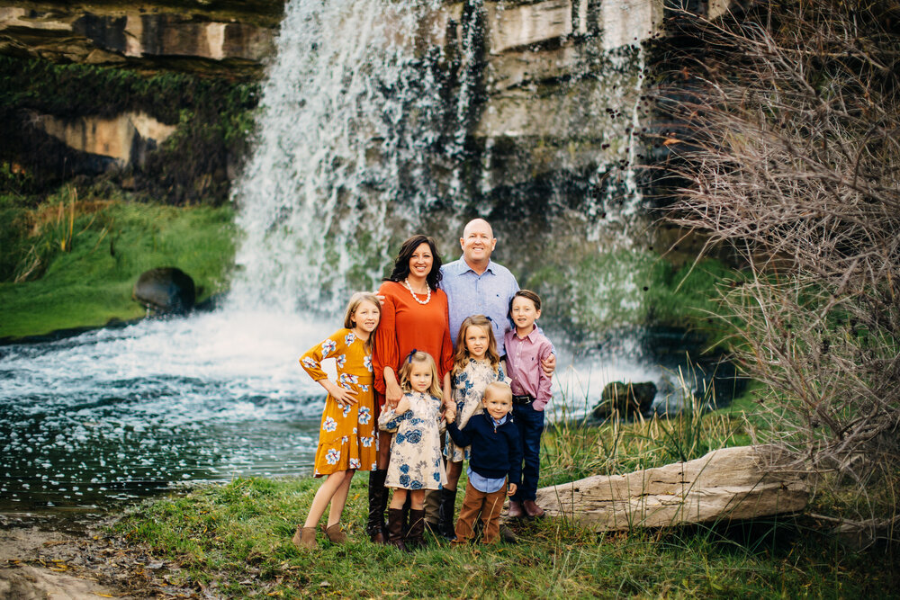  Featured family photos with waterfall background and bright color scheme #tealawardphotography #texasfamilyphotographer #amarillophotographer #amarillofamilyphotographer #lifestylephotography #emotionalphotography #familyphotoshoot #family #lovingsiblings #purejoy #familyphotos #naturalfamilyinteraction 