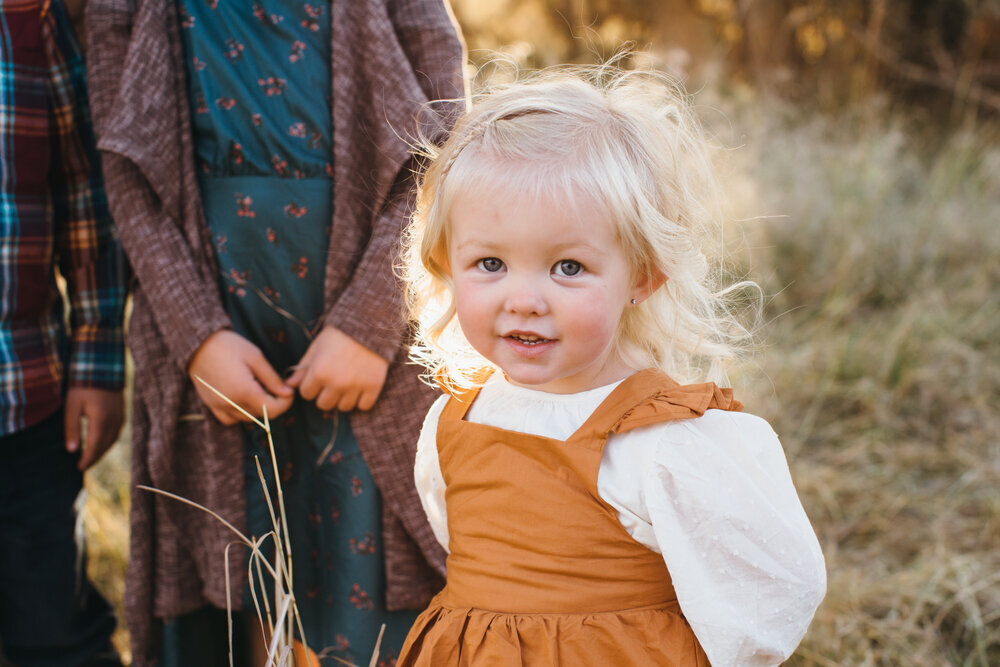  Outfit inspiration for little girl during family photo session. The mustard yellow was beautiful on top of her white shirt and blonde hair #tealawardphotography #texasfamilyphotographer #amarillophotographer #amarillofamilyphotographer #lifestylephotography #emotionalphotography #familyphotoshoot #family #lovingsiblings #purejoy #familyphotos #naturalfamilyinteraction 