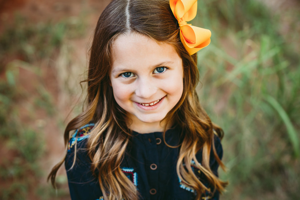 Solo photo of big sister with a large yellow bow in ther hair smiling at the camera #tealawardphotography #texasfamilyphotographer #amarillophotographer #amarillofamilyphotographer #lifestylephotography #emotionalphotography #familyphotosoot #family #lovingsiblings #purejoy #familyphotos #familyphotographer #greatoutdoors 