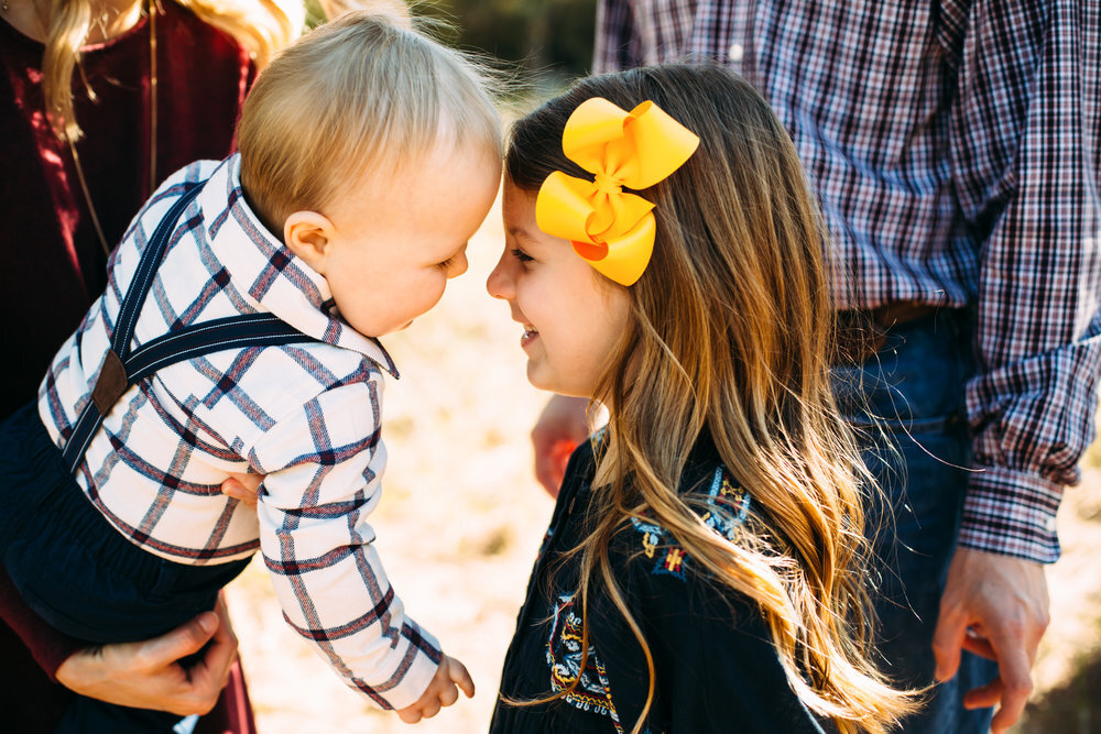  Accent pieces for each child like this yellow bow and suspenders #tealawardphotography #texasfamilyphotographer #amarillophotographer #amarillofamilyphotographer #lifestylephotography #emotionalphotography #familyphotosoot #family #lovingsiblings #purejoy #familyphotos #howtoprepare #naturalfamilyinteraction #10tips 