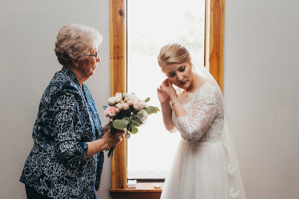  The bride finalizing last minute touches with the best helper #tealawardphotography #texasweddings #amarillophotographer #amarilloweddingphotographer #emotionalphotography #intimateweddingphotography #weddingday #weddingphotos #texasphotographer #inspiredwedding #intimatewedding #weddingformals #bigday #portraits 