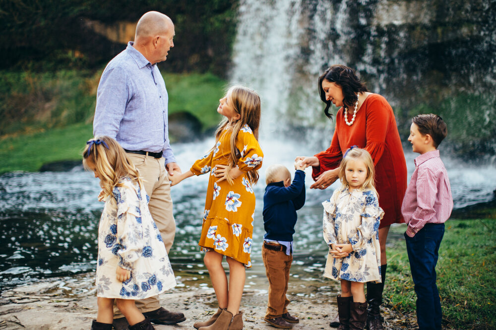  Smiles and laughter was almost louder than the waterfall in the background as this cute family enjoyed each others company #tealawardphotography #texasfamilyphotographer #amarillophotographer #amarillofamilyphotographer #lifestylephotography #emotionalphotography #familyphotoshoot #family #lovingsiblings #purejoy #familyphotos #naturalfamilyinteraction 