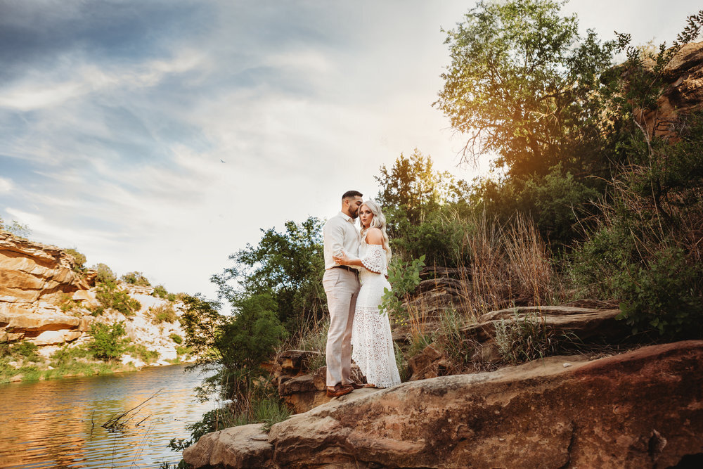  Neutral colors against water and red sandstone in the background #tealawardphotography #texasfamilyphotographer #amarillophotographer #amarillofamilyphotographer #lifestylephotography #emotionalphotography #familyphotosoot #family #lovingsiblings #purejoy #familyphotos #howtoprepare #naturalfamilyinteraction #10tips 