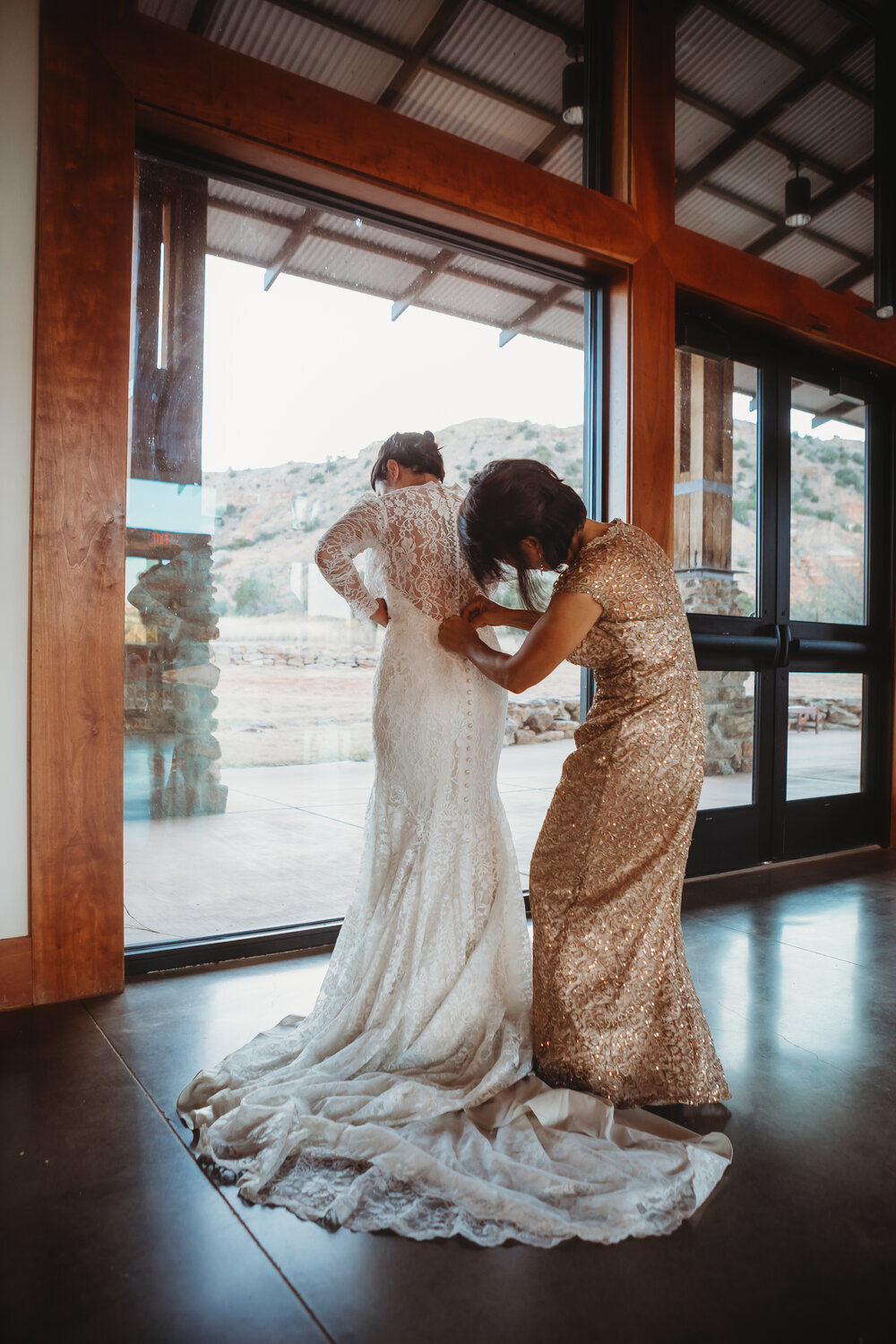  The bride and the maid of honor getting ready for the wedding ceremony #tealawardphotography #texasweddings #amarillophotographer #amarilloweddingphotographer #emotionalphotography #intimateweddingphotography #weddingday #weddingphotos #texasphotographer #inspiredwedding #intimatewedding #weddingformals #bigday #portraits 