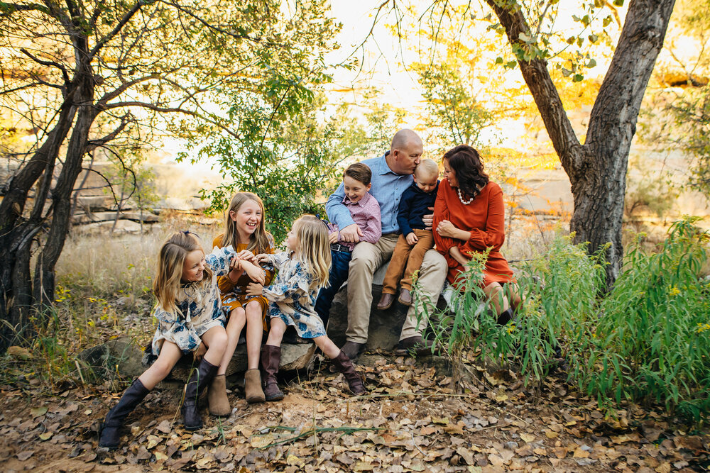  Family photo inspiration right here! The colors were to die for in this shoot #tealawardphotography #texasfamilyphotographer #amarillophotographer #amarillofamilyphotographer #lifestylephotography #emotionalphotography #familyphotoshoot #family #lovingsiblings #purejoy #familyphotos #naturalfamilyinteraction 