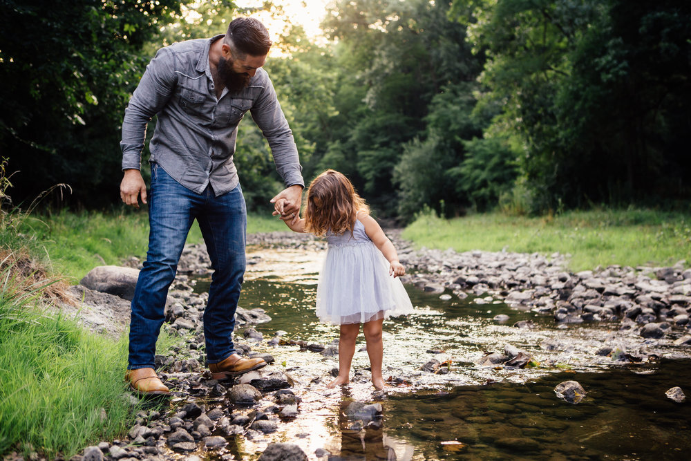  Dad and daughter get close to the creek as they play together during family photos in the summer #tealawardphotography #texassummerphotographer #pictureseason #amarillophotographer #amarillofamilyphotographer #emotionalphotography #engagementphotography #couplesphotography #pickingaseasonforphotosessions #whatsimportant #everythingtogether #pickingcolorsforphotos #summerphotos #greeneryinphotos 