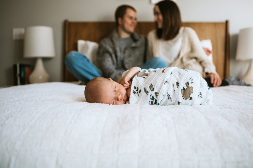  Mom and dad in the background sitting on the bed while baby sleeps front and center #tealawardphotography #texasfamilyphotographer #amarillophotographer #amarillofamilyphotographer #lifestylephotography #emotionalphotography #familyphotosoot #family #lovingsiblings #purejoy #familyphotos #howtoprepare #naturalfamilyinteraction #10tips 