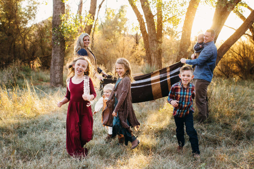  Families who play together, stay together. This picnic blanket was a fun prop #tealawardphotography #texasfamilyphotographer #amarillophotographer #amarillofamilyphotographer #lifestylephotography #emotionalphotography #familyphotoshoot #family #lovingsiblings #purejoy #familyphotos #naturalfamilyinteraction 