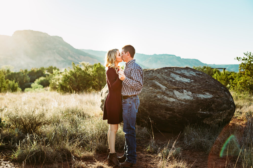  Mom and dad share a kiss at sunset in this family session #tealawardphotography #texasfamilyphotographer #amarillophotographer #amarillofamilyphotographer #lifestylephotography #emotionalphotography #familyphotosoot #family #lovingsiblings #purejoy #familyphotos #familyphotographer #greatoutdoors 