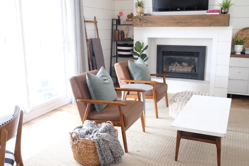 New traditional living room decor: mixing midcentury modern pieces with shiplap and more traditional pieces. 