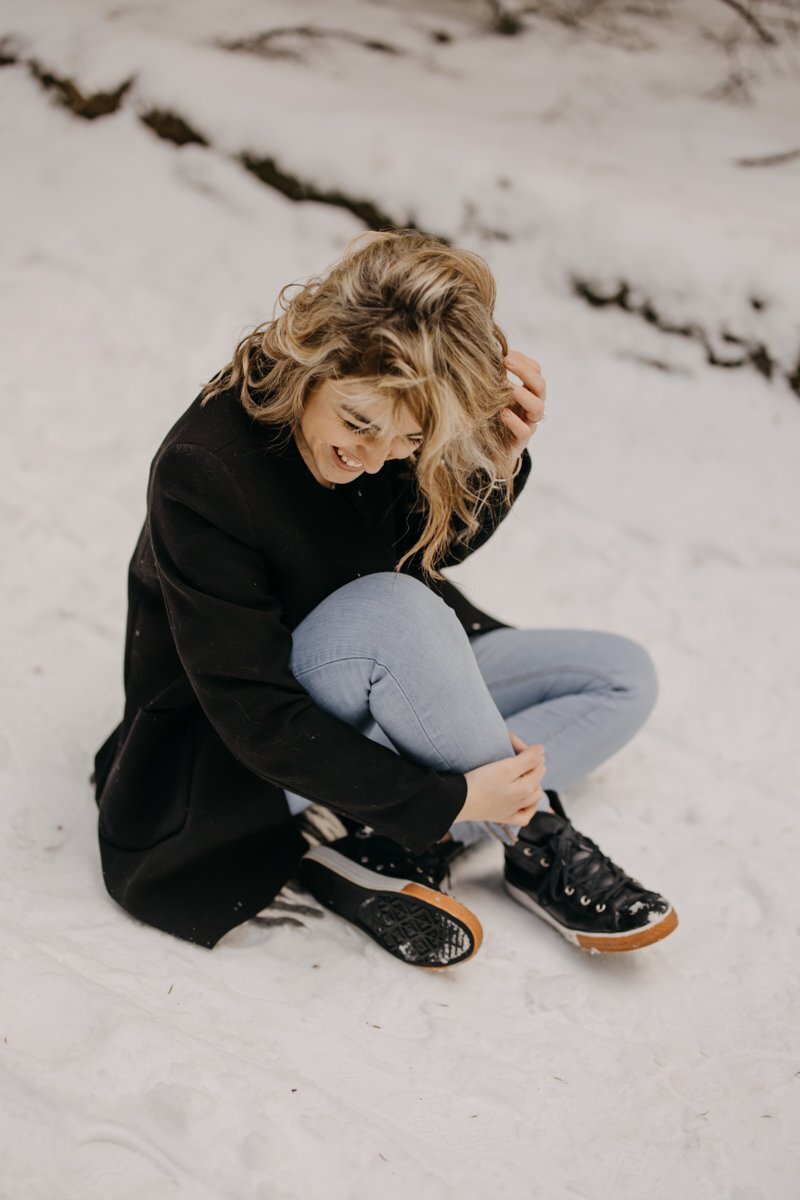 jeune femme qui rie dans la neige pour ses 18 ans 