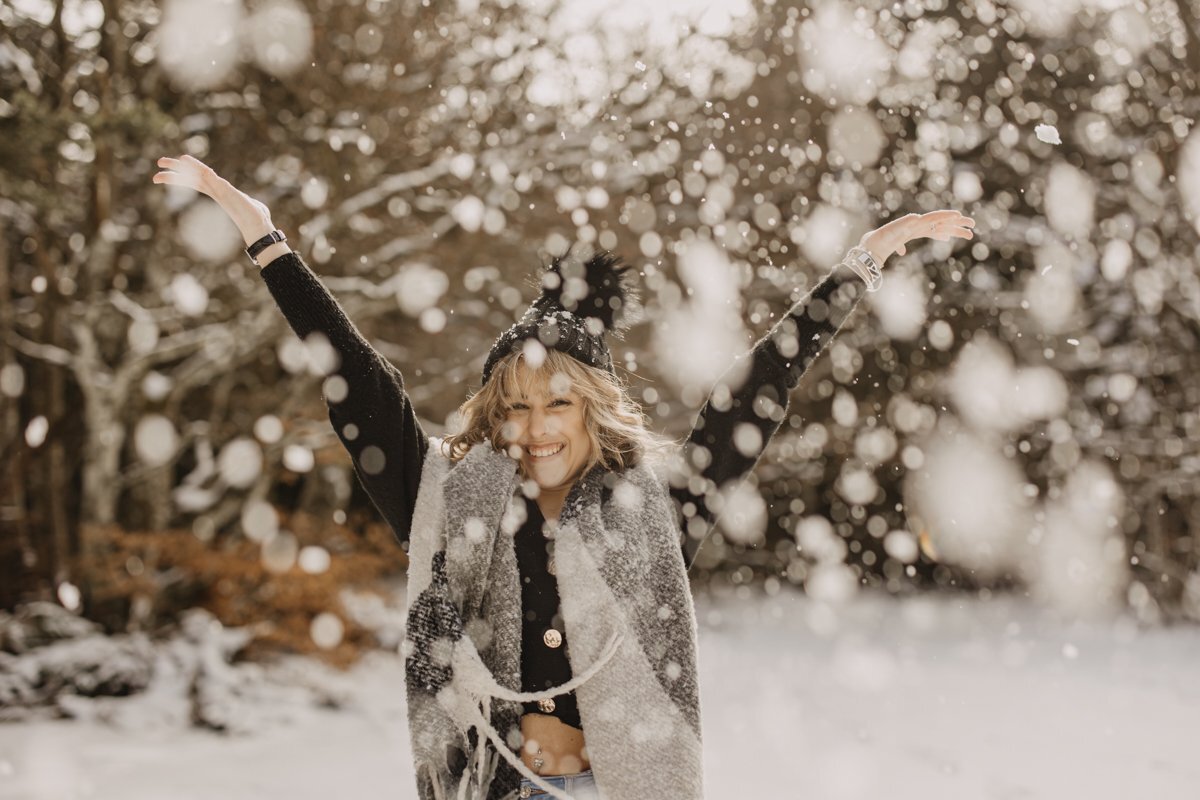 jeune femme qui joue avec de la neige dans le Pilat