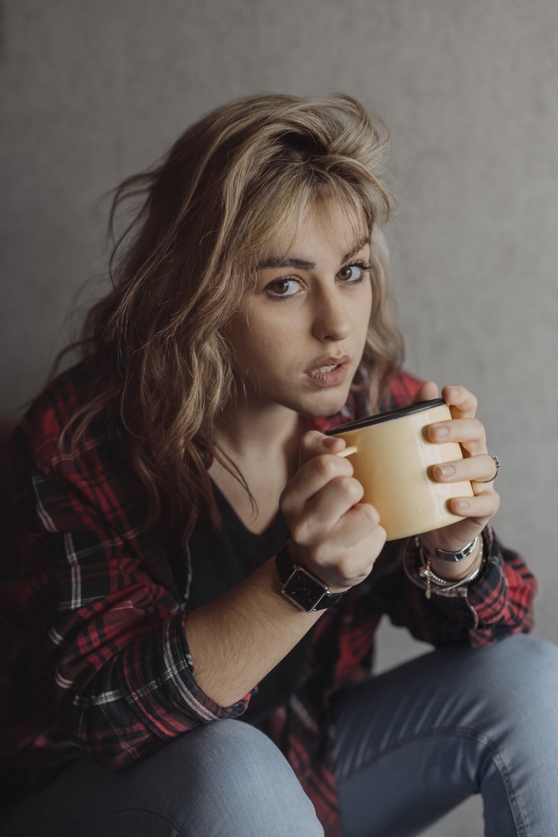 Jeune femme qui boit un café