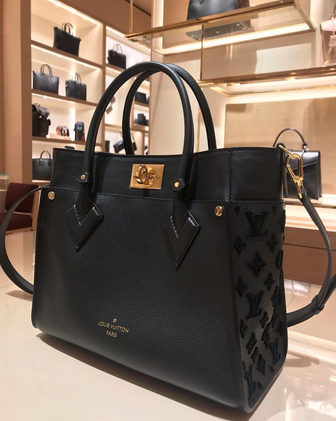 louis vuitton tote with side pockets
