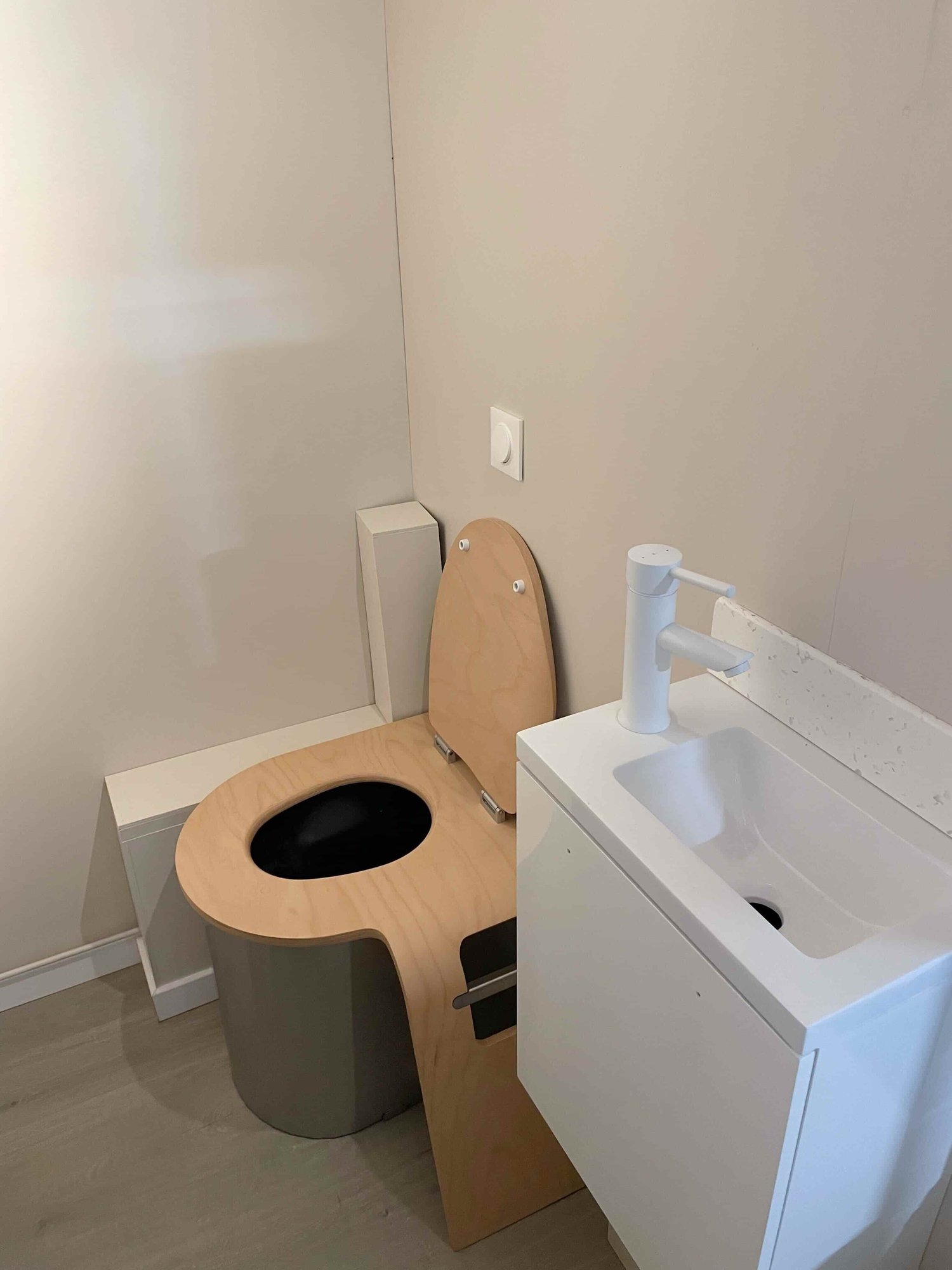 Toilette sèche design à compost pour maison écologique
