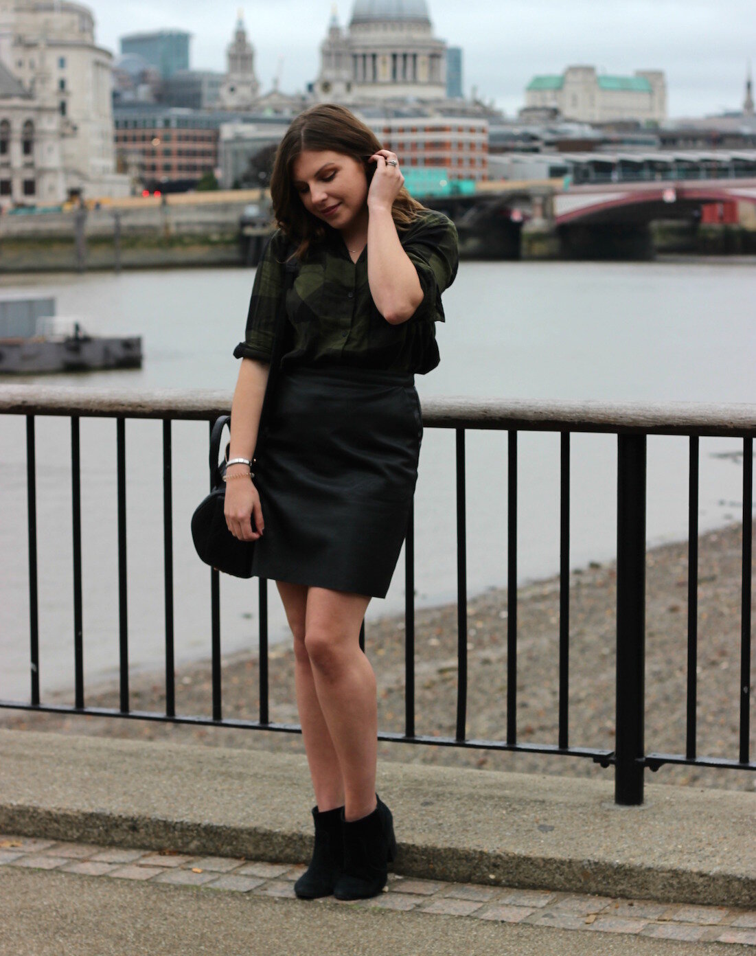 MISSBUDGETBEAUTY OUTFIT LEATHER SKIRT CHECK SHIRT BOOTIES
