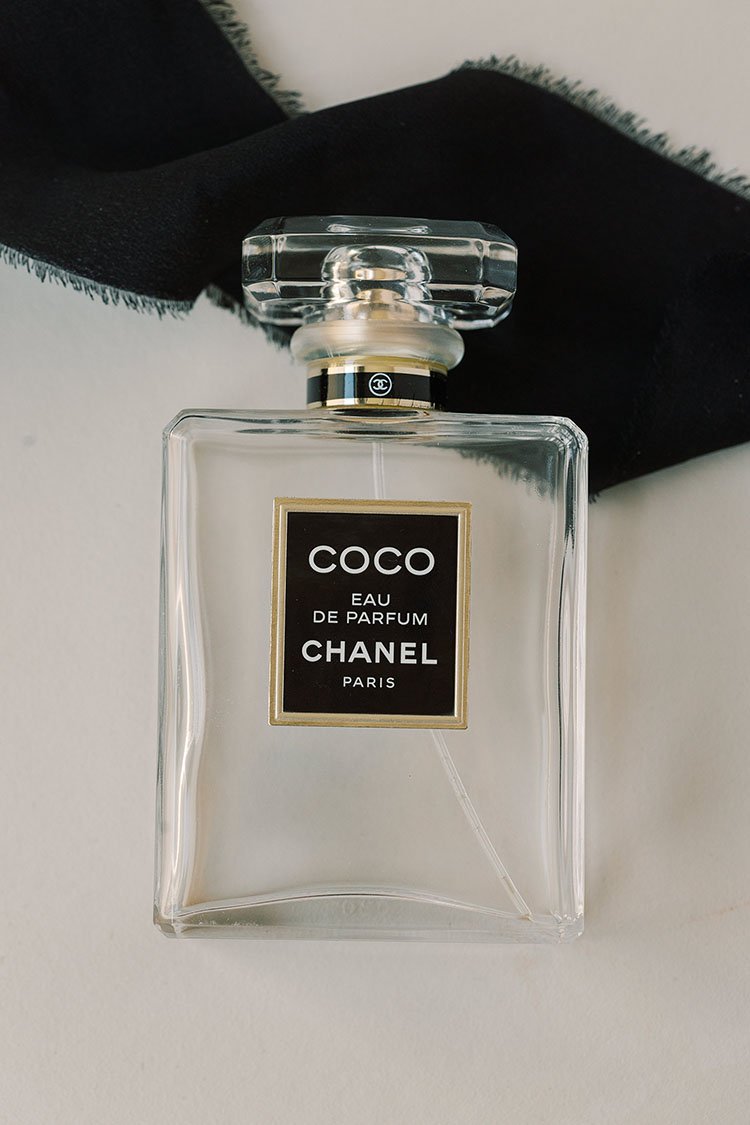 nåde Gavmild Svare Flat Lay Stock Photo Coco Chanel Perfume Bottle — Sourced Co.