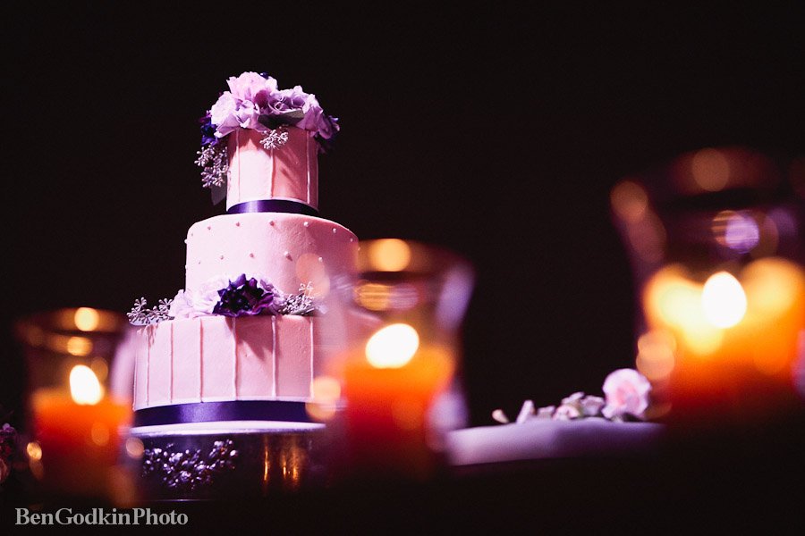 the wedding cake in purple uplighting