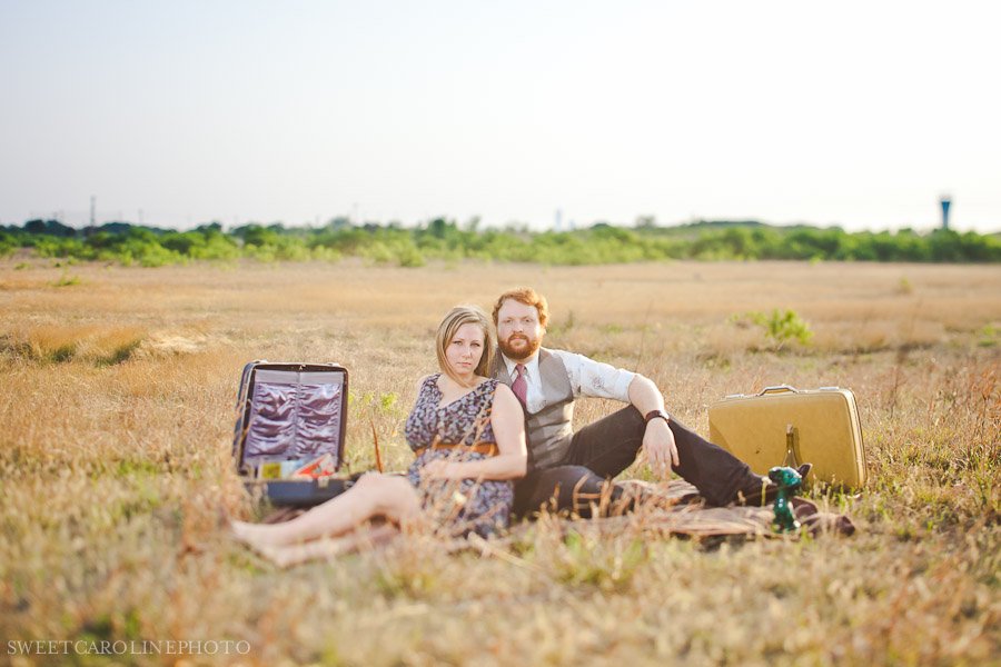 couple at vintaeg themed picnic in field