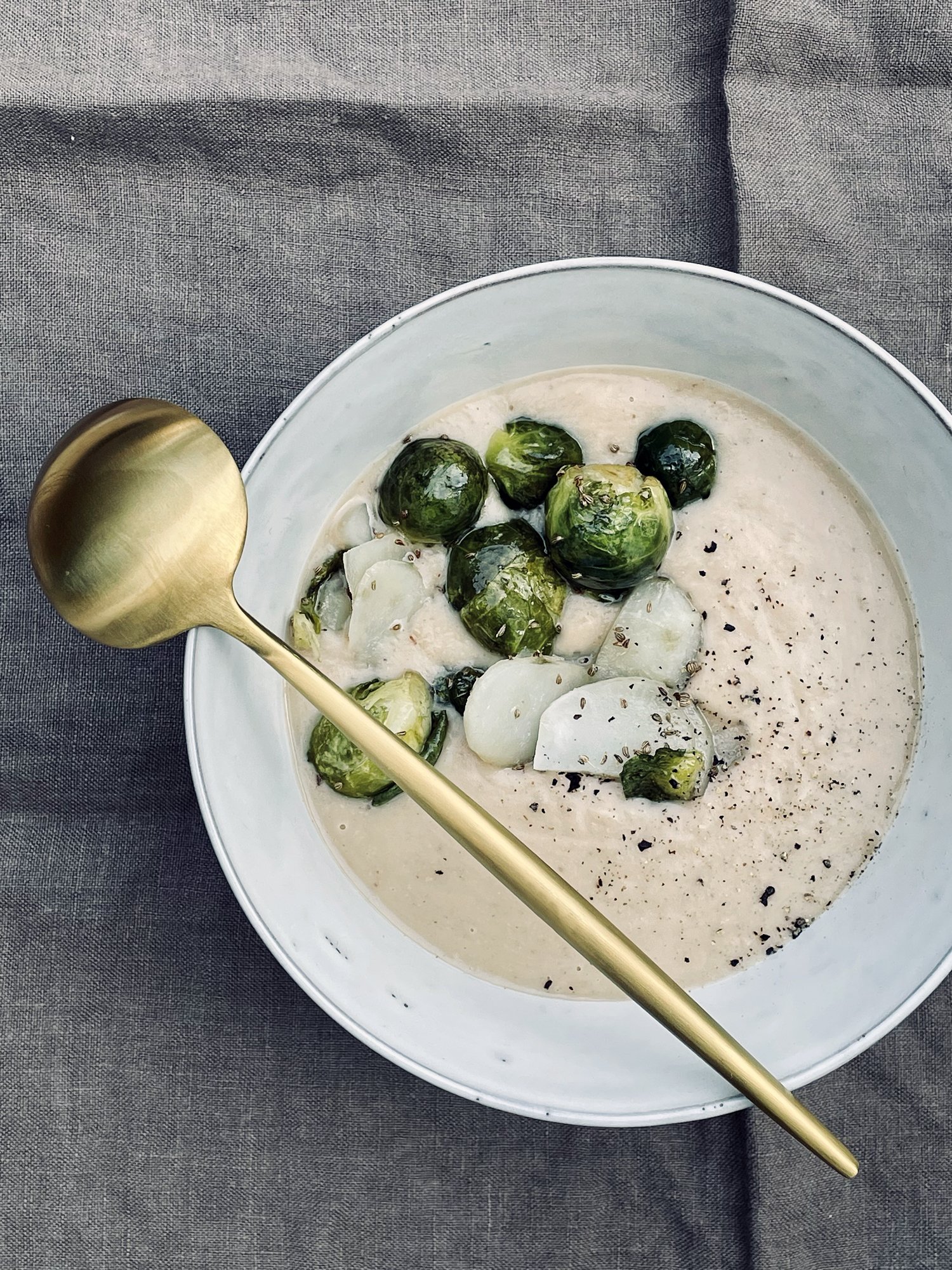 Weiße Bohnencreme-Suppe mit Kohlsprossen &amp; Tompiambur — Wilde Ernte