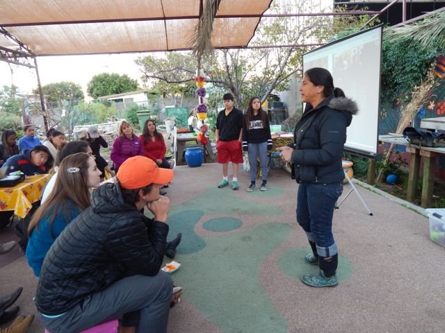 Irene Pena speaks before USC class and garden volunteers at Proyeto Jardin. Photo by Antonio Mejías-Rentas