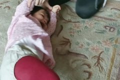 Niño rodando en el suelo