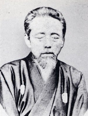 Yae's brother,Yamamoto Kakuma, was blinded in the war.