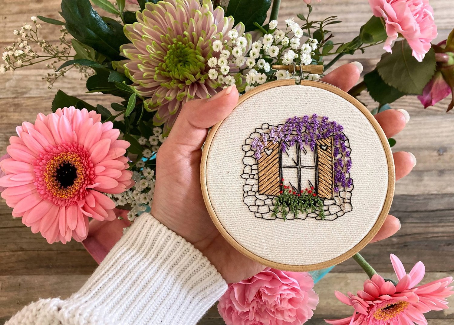Books & Plants Embroidery Design - Free Pattern 